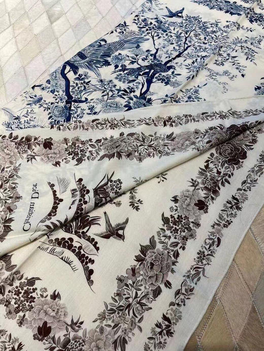 秋季特惠💰400 迪奥上新 𝐃𝐈𝐎𝐑 𝟐𝟎𝟐𝟐新款 《茹伊丛手绘方巾》 商品图8