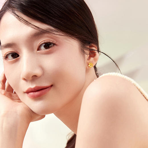 周六福5G黄金雏菊耳钉女2代无极金系列计价足金耳饰送礼 商品图3