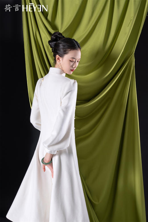 荷言HEYEN 榴珠锦绣 白色复古澳毛羊绒呢子大衣+手工金色石榴花纹刺绣+手工真襟一字扣点缀手工旗袍 商品图4