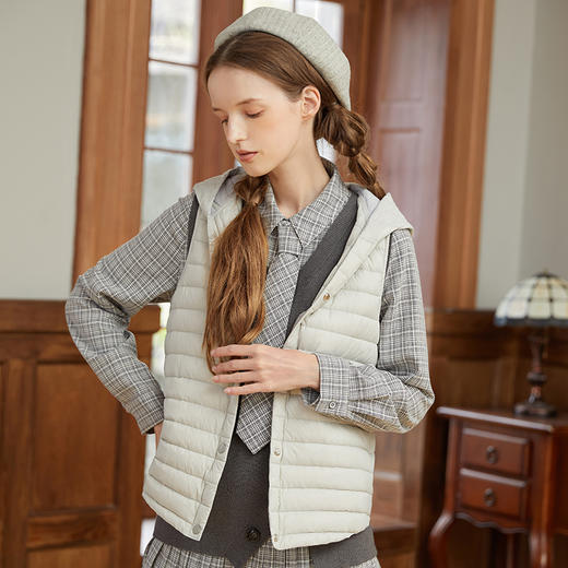 famecoco范可儿连帽羽绒马甲女秋冬轻薄宽松外穿坎肩外套F228CS001 商品图2