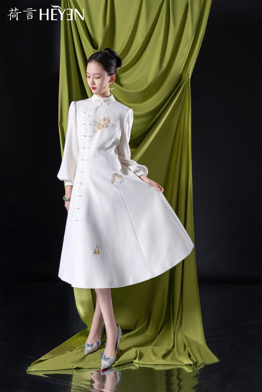 荷言HEYEN 榴珠锦绣 白色复古澳毛羊绒呢子大衣+手工金色石榴花纹刺绣+手工真襟一字扣点缀手工旗袍 商品图1