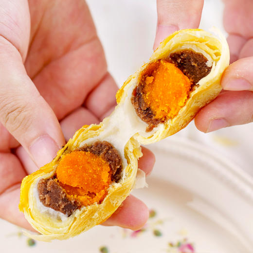 【暮日家蛋黄酥HD】45克*6枚/份(2份起默认合并为12枚/箱或18枚/箱发货)；薅羊毛啦赶紧抢~这个品质，这个价格，不下单，真心会亏了。  早餐、下午茶、宵夜统统都适配~ 商品图1