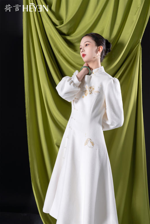 荷言HEYEN 榴珠锦绣 白色复古澳毛羊绒呢子大衣+手工金色石榴花纹刺绣+手工真襟一字扣点缀手工旗袍 商品图5