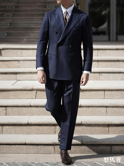 Stylbiella Knight 澳洲美丽诺羊毛360克高克重藏蓝色人字纹全麻衬套装 商品图2