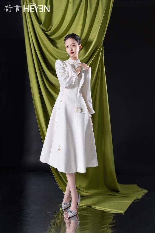 荷言HEYEN 榴珠锦绣 白色复古澳毛羊绒呢子大衣+手工金色石榴花纹刺绣+手工真襟一字扣点缀手工旗袍 商品图3