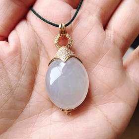 藕粉色饱满水润翡翠蛋面