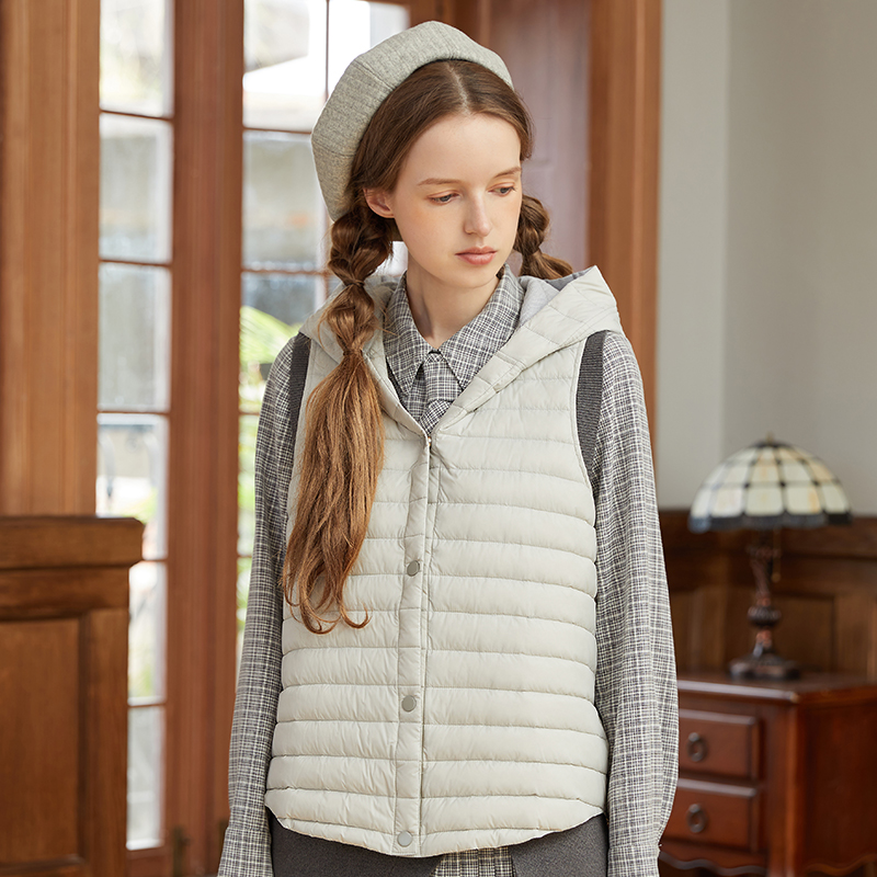 famecoco范可儿连帽羽绒马甲女秋冬轻薄宽松外穿坎肩外套F228CS001