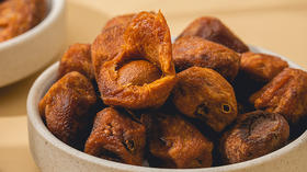  这些结在树枝上的“琥珀”，是新疆阿克苏一夏天的阳光与甜 