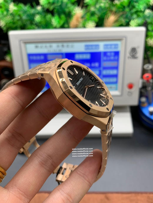 ZF皇家橡树15500玫瑰金黑盘 乃目前市面钢表的巅峰之作，—— 实力演绎 卫冕“钢”王！【6大精妙之处】1.正品拆解开模，尺寸为41X10.4毫米与正品一致！2.完全还原正品表壳的每一处细节 商品图14