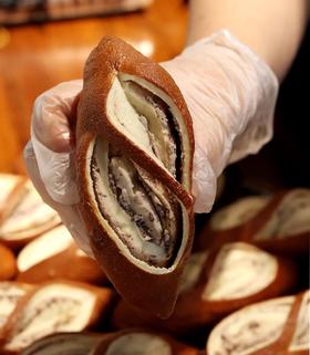 现烤面包—北海道红豆碱水