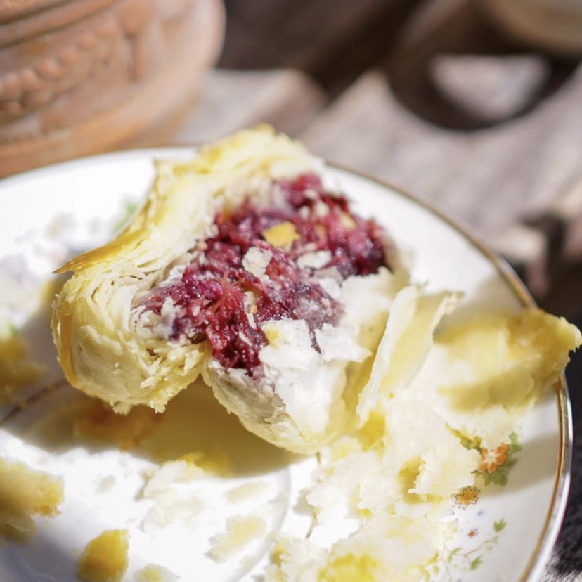 新增玫瑰蛋黄酥，云南玫瑰鲜花饼，2盒装【手工制作】玫瑰鲜花饼花香浓郁，酥软细腻 层层起酥可做伴手礼8枚*40克/盒*2现烤现发