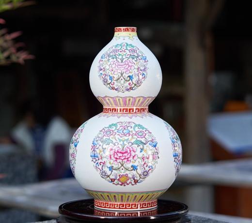 粉彩扒花团花葫芦瓶 商品图0