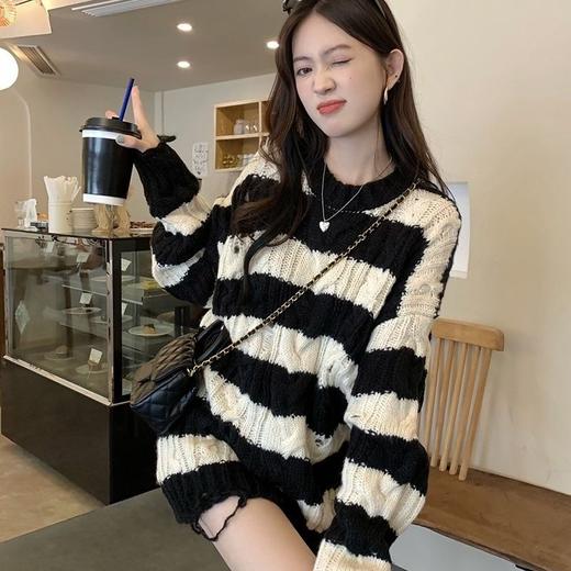 2022秋冬新款慵懒风设计感小众宽松破洞麻花套头中长款条纹毛衣女 商品图2