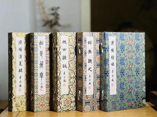 《阅微草堂笔记》，清 纪昀著，线装五函十册，尺寸为28.5*18*20cm，广陵书社2019年初版，2022年8月二印，限量编号本，仅印108套。定价4800，售价1680元。
  商品图0