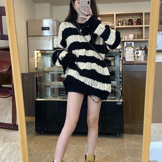 2022秋冬新款慵懒风设计感小众宽松破洞麻花套头中长款条纹毛衣女 商品图1