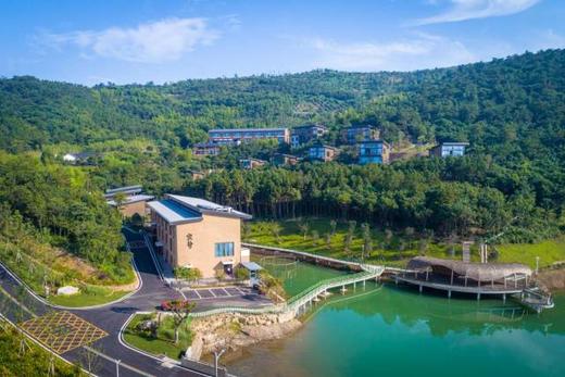 ★秋游必打卡★ ¥499起/晚 隐于【长兴密静君澜度假酒店】享密静房+早餐，农场采摘、萌宠喂养体验！另可选2间夜/含晚餐套餐、单卧/双卧树屋套餐！有效期至2025年12月30日 商品图1