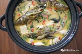 扁桃仁奶汤豆腐煮鱼