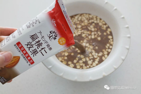 扁桃仁奶隔夜燕麦