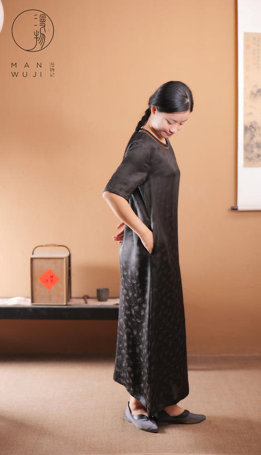 漫物记提花缎香云纱圆领短袖简约连衣裙XYS-089 商品图3