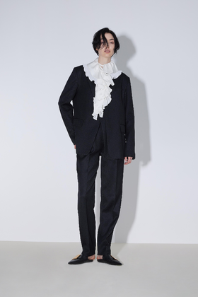 双层叠搭式无领西服