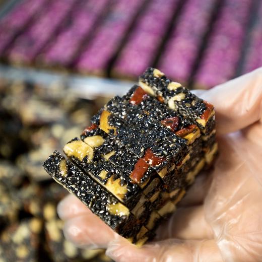 【阿胶糕】女孩每月常备，想要皮肤好，阿胶少不了，无限回购的小零食，真正黑驴皮熬制，满满的胶质，都是真材实料！ 规格：250克/盒*2（18-20片左右/盒） 商品图0