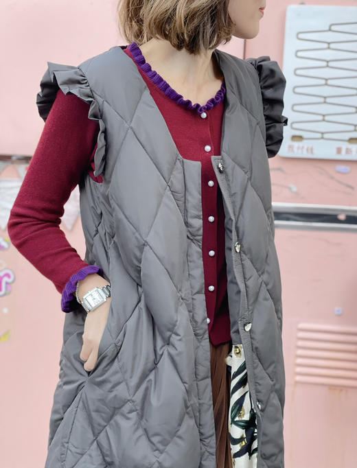 TYNVIE 木耳边饰肩鹅绒长背心- 炭灰色 商品图1