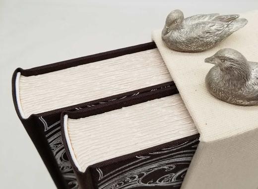 毛边+编号+许渊冲钤印（2枚）：《莎翁戏剧新译四种（许渊冲手迹）》，16开，布面精装+函套，上下两册，许渊冲手迹本，海天出版社2017年一版一印，定价888，售价398元。品相9-95成。 商品图6