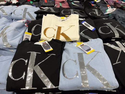 CK 女士圆领亮片卫衣 抓绒的！冬季外面搭个羽绒服就可以出门了，美国🇺🇸直邮特价298元🉐包税包邮到手 商品图2