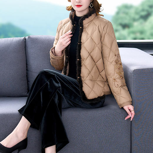 YQ-2022年冬季新款复古保暖夹棉外套绣花真水貂绒上衣女装 商品图0