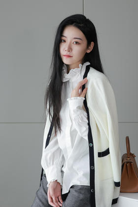 小花边白衬衫