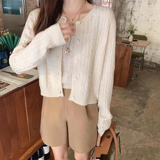 金蘑菇菇 莫妮卡心事/羊毛绞花短开衫+吊带短裙三件套 商品图3