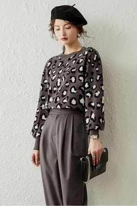 LOUIS YAO/白鹿语 撞色豹纹圆领垫肩廓形针织毛衣 10407