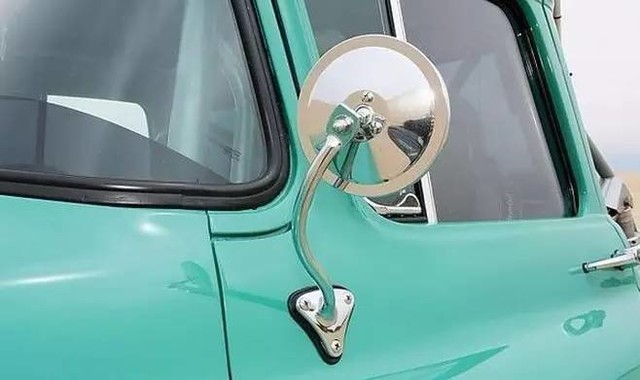 小镜子也有故事 后视镜的过去和现在