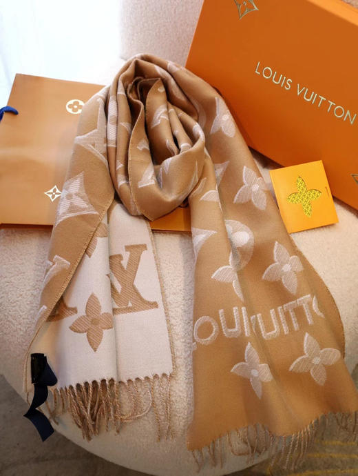 LV-M78160  2022年最新专柜官网同步 金属线双排logo 羊毛围巾 商品图10