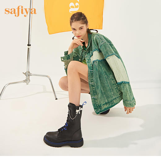 【春节不打烊】Safiya/索菲娅 潮酷设计感2022冬季新款小众撞色系带厚底马丁靴 SF24116055 商品图3
