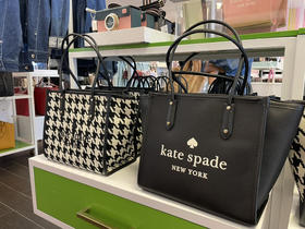 Kate spade KS Ella ♠️logo托特包，小号¥999，大号¥1699直邮到手！荔枝纹牛皮，配长肩带