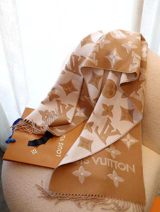 LV-M78160  2022年最新专柜官网同步 金属线双排logo 羊毛围巾 商品图12