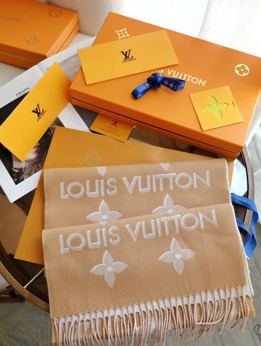 LV-M78160  2022年最新专柜官网同步 金属线双排logo 羊毛围巾 商品图5
