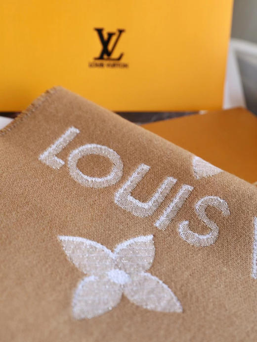LV-M78160  2022年最新专柜官网同步 金属线双排logo 羊毛围巾 商品图6