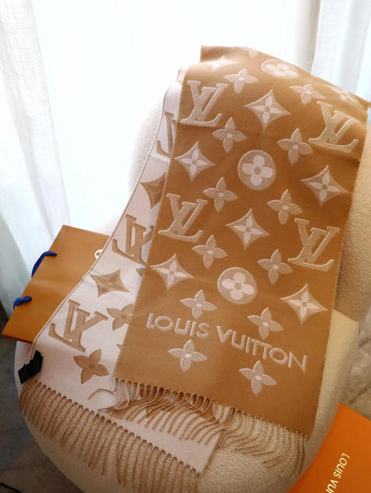 LV-M78160  2022年最新专柜官网同步 金属线双排logo 羊毛围巾 商品图11