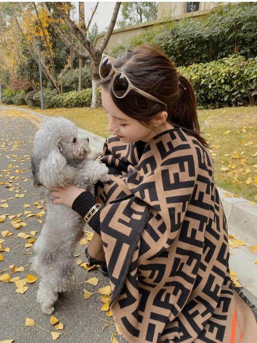 Fendi重磅最新经典FF字母元素羊毛斗篷 商品图3