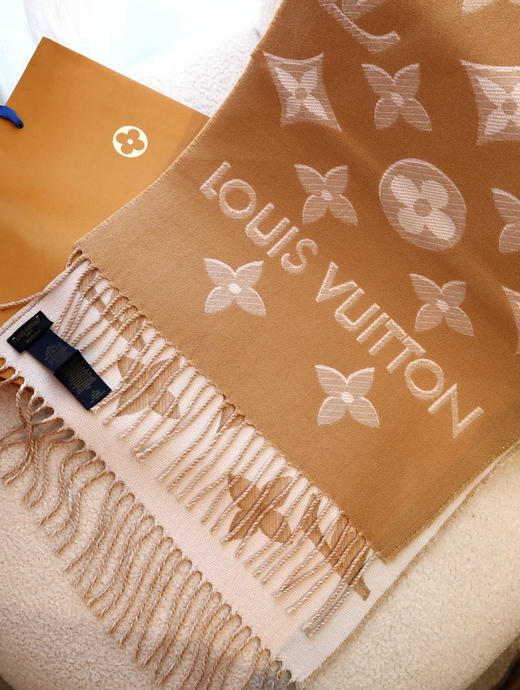 LV-M78160  2022年最新专柜官网同步 金属线双排logo 羊毛围巾 商品图7