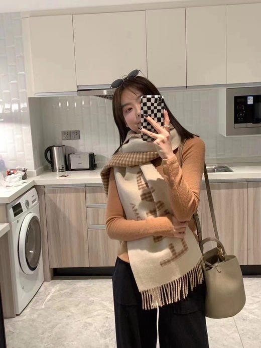 FENDI 芬迪最新格纹款围巾 商品图0