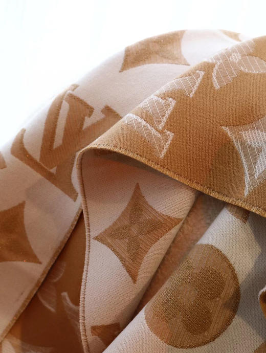 LV-M78160  2022年最新专柜官网同步 金属线双排logo 羊毛围巾 商品图8