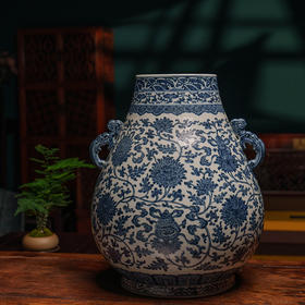 清乾隆 青花缠枝莲八吉祥牛首尊