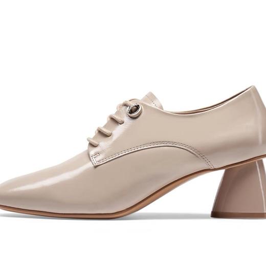 2楼KISSCAT女鞋：接吻猫新款、简约英伦风、通勤方头粗跟深口单鞋KA32506-12 商品图1