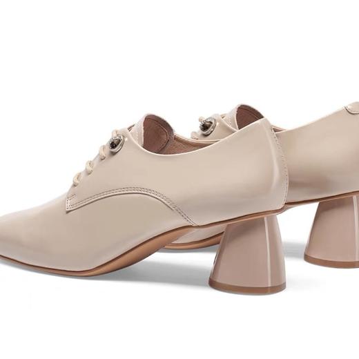 2楼KISSCAT女鞋：接吻猫新款、简约英伦风、通勤方头粗跟深口单鞋KA32506-12 商品图3