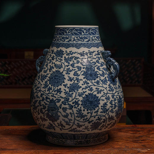 清乾隆 青花缠枝莲八吉祥牛首尊 商品图1