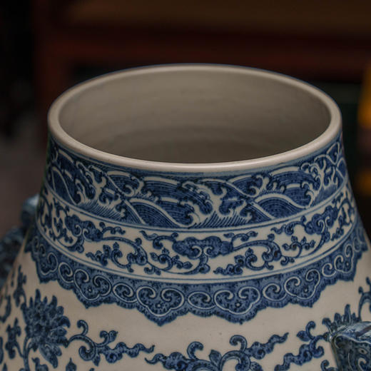 清乾隆 青花缠枝莲八吉祥牛首尊 商品图2