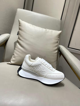 新款运动鞋-白色白尾